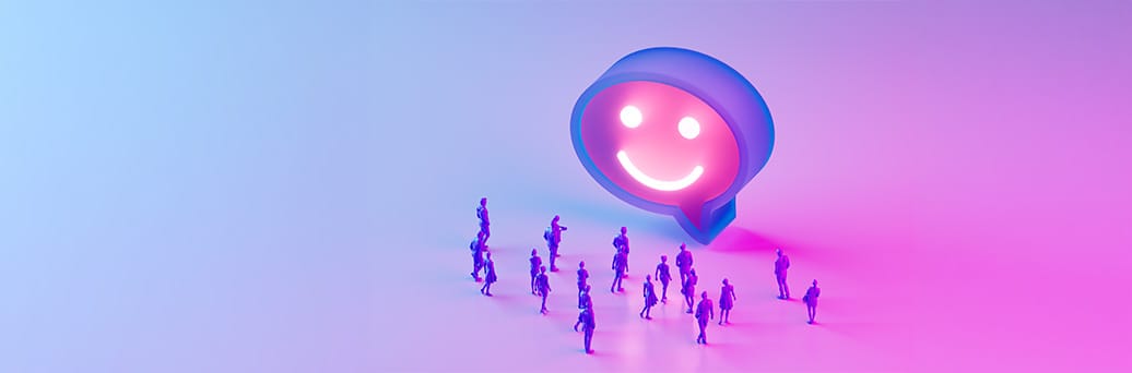 KI-Kennzeichnungspflicht ab 02.08.2026: Was Unternehmen jetzt wissen müssen 1 Kleine Menschenfiguren gehen auf eine leuchtende Sprechblase mit Smiley zu.